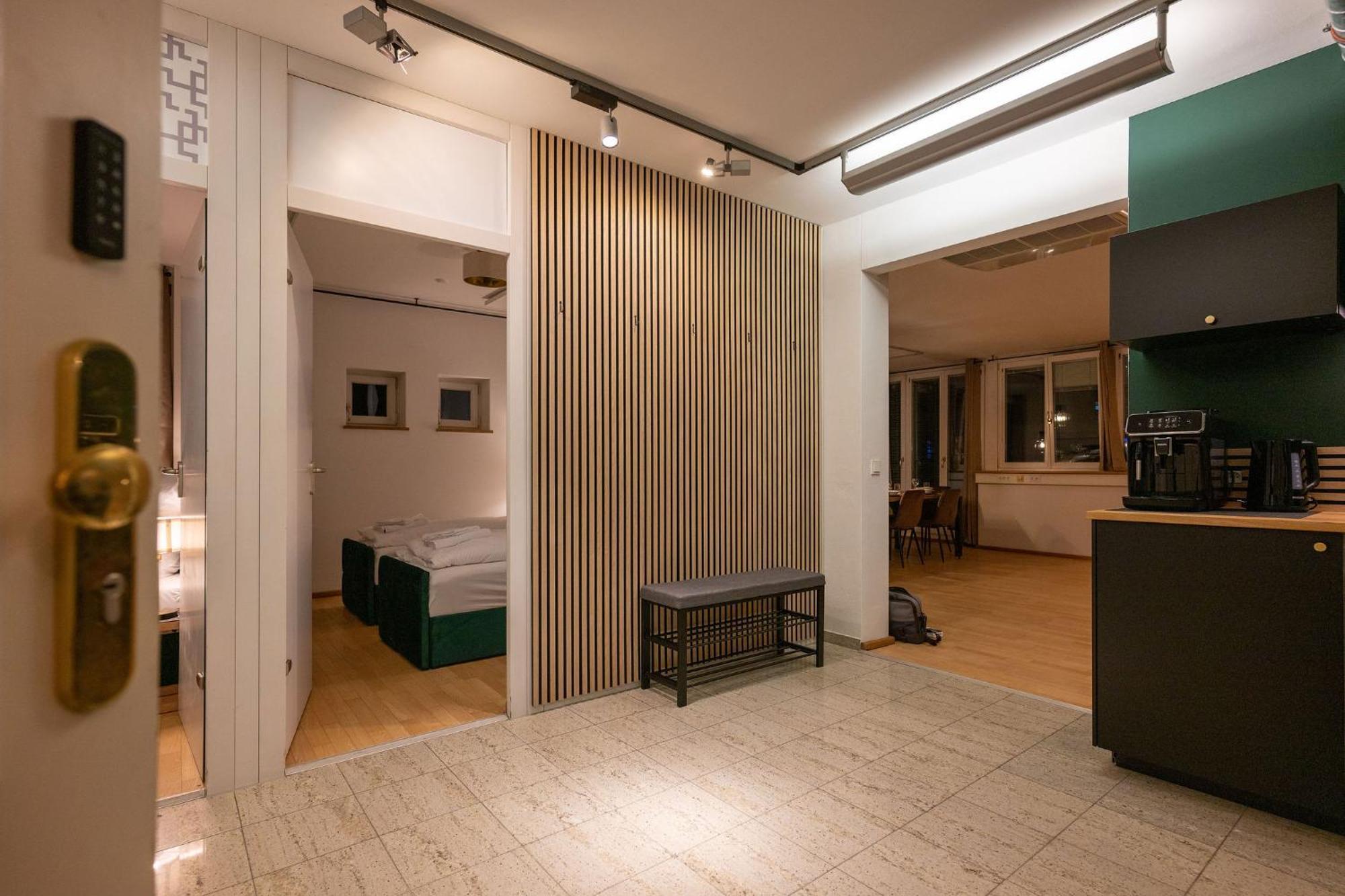 Large 150 Qm In Centrally Located 1 To 15 Guests Apartment Munich