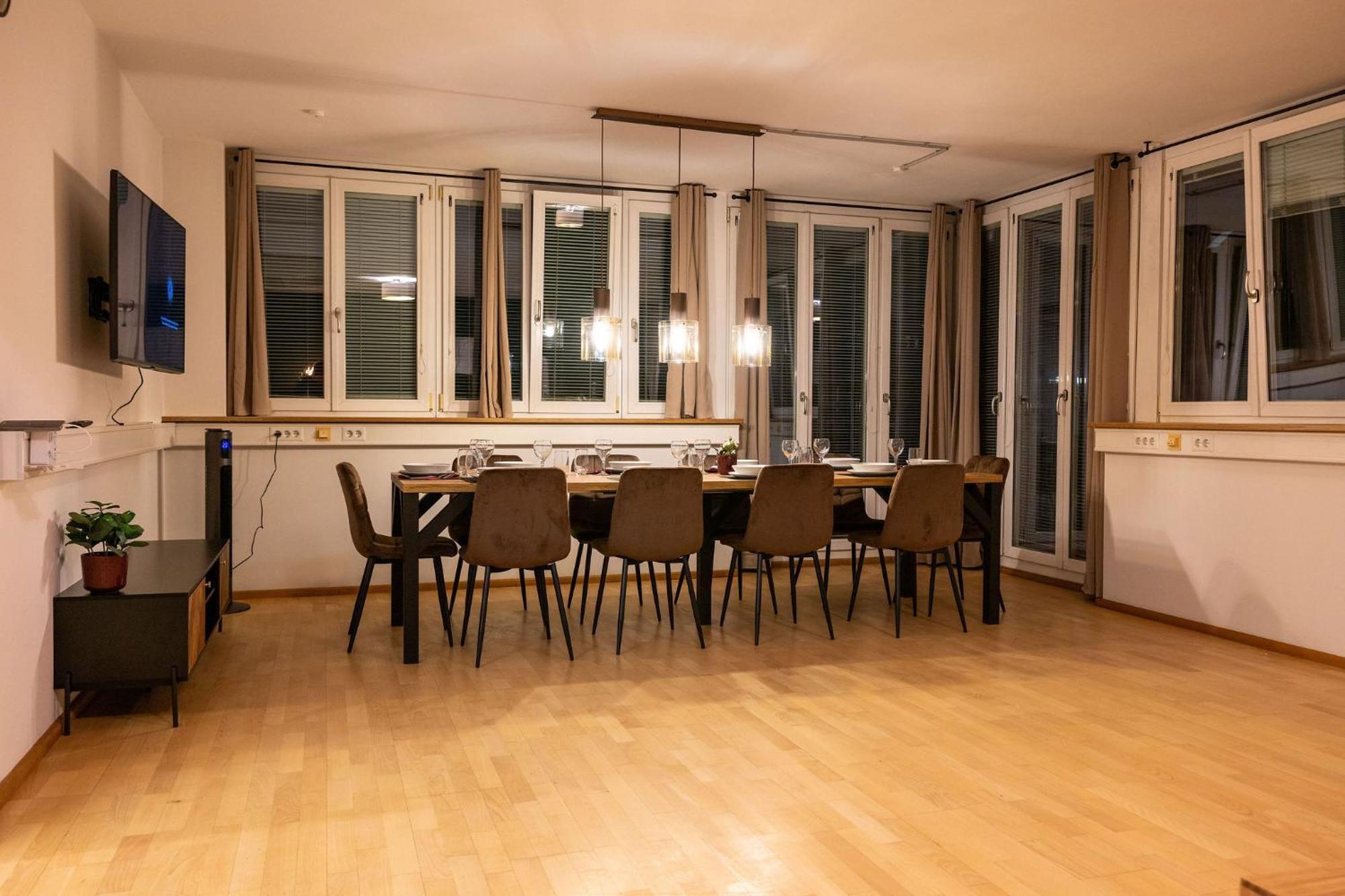 Large 150 Qm In Centrally Located 1 To 15 Guests *