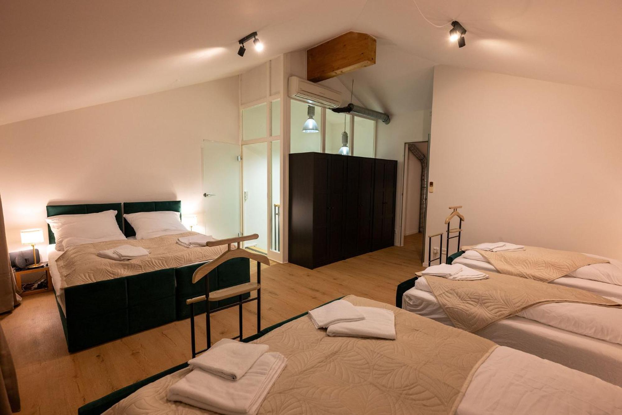 Large 150 Qm In Centrally Located 1 To 15 Guests Apartment