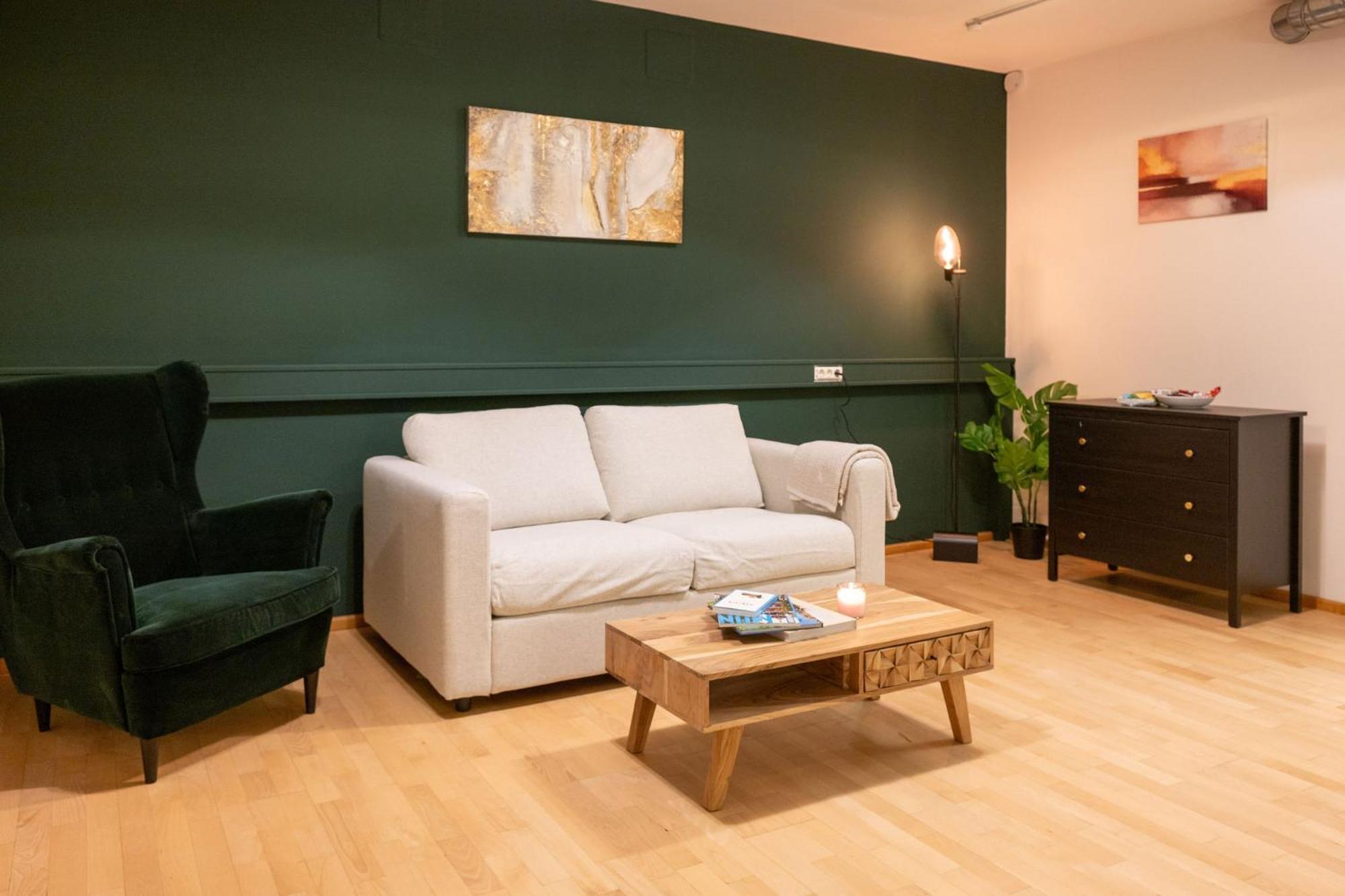 Large 150 Qm In Centrally Located 1 To 15 Guests Apartment *