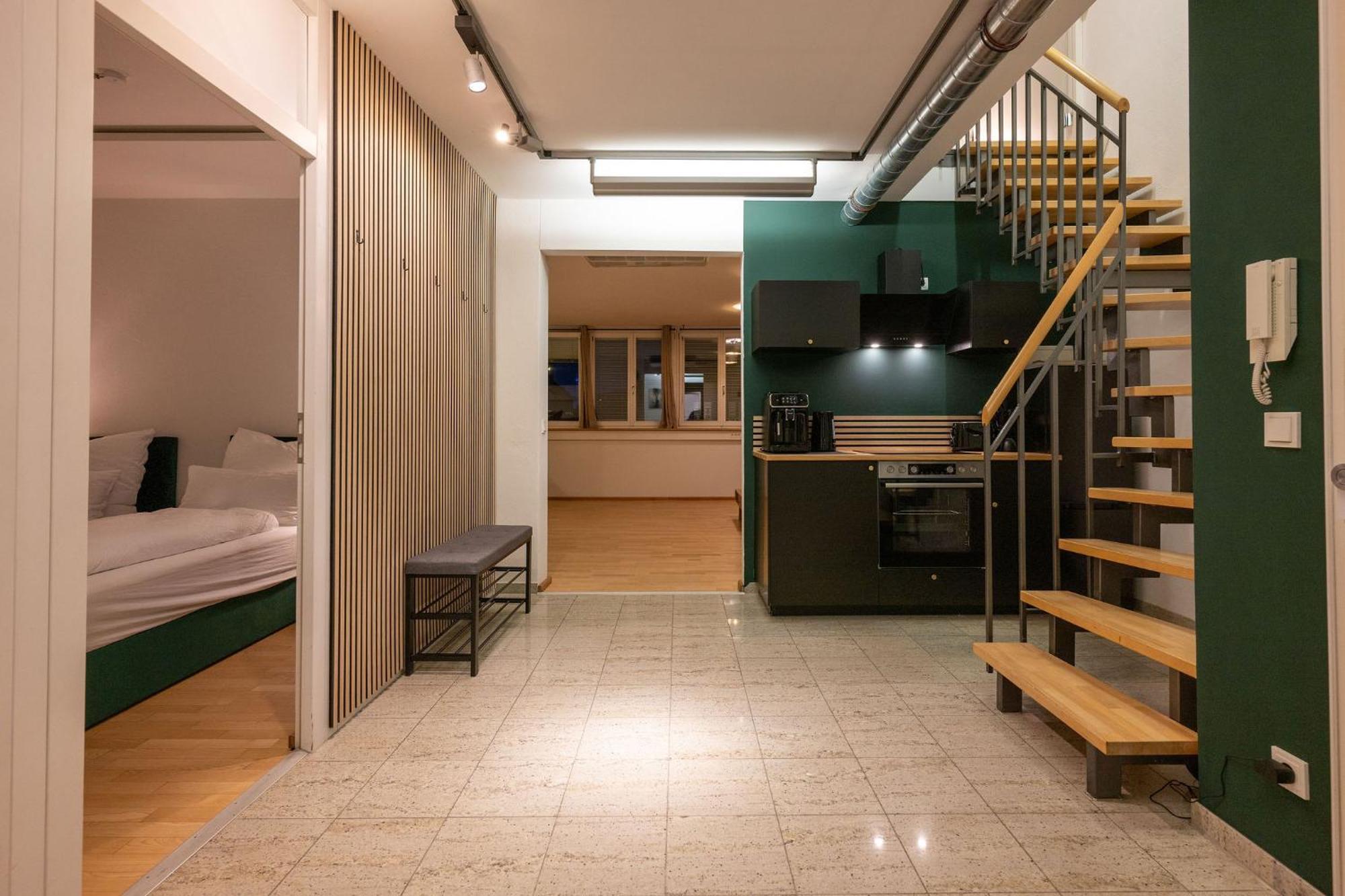 Large 150 Qm In Centrally Located 1 To 15 Guests Appartement München