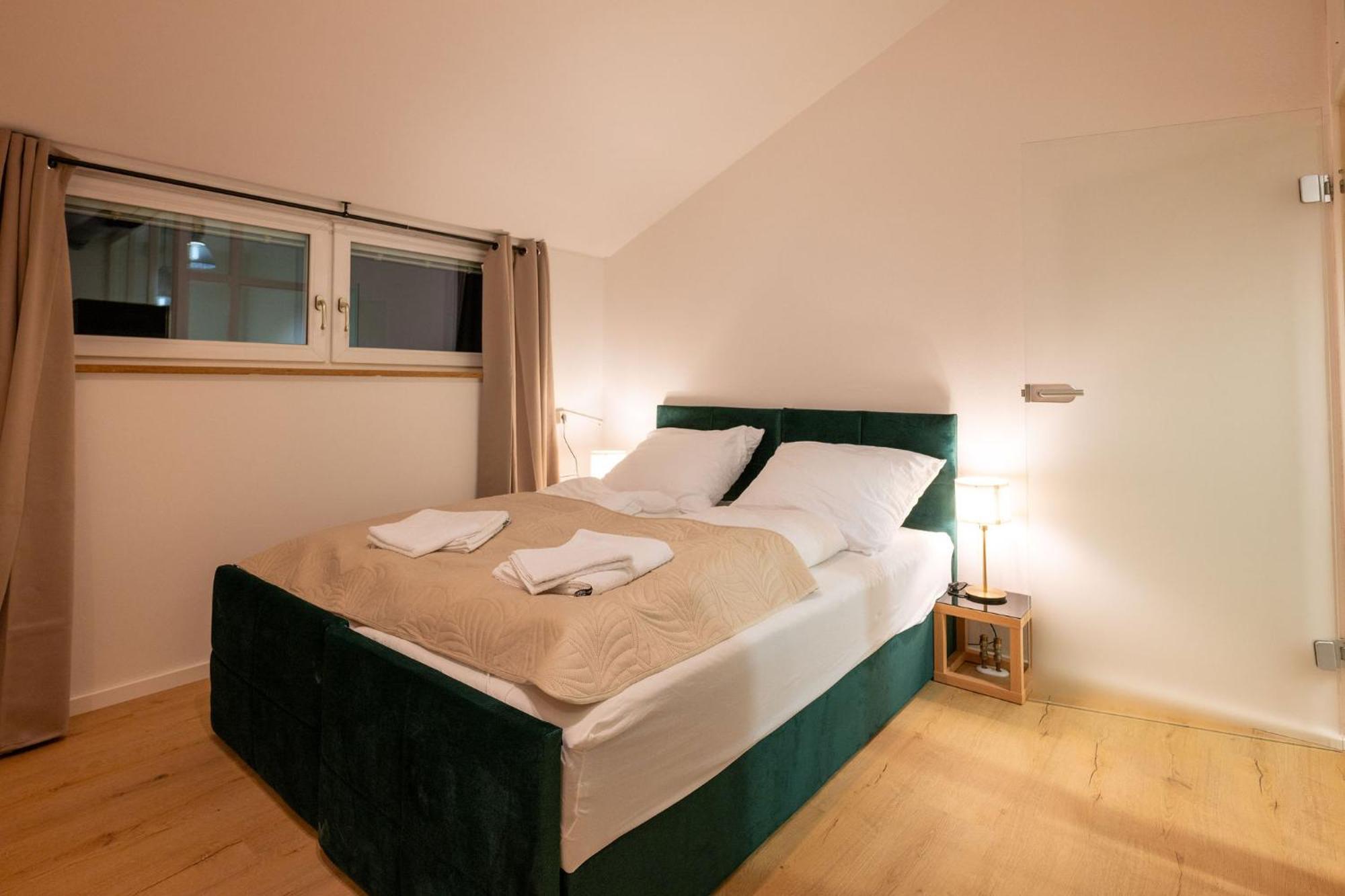 Large 150 Qm In Centrally Located 1 To 15 Guests *
