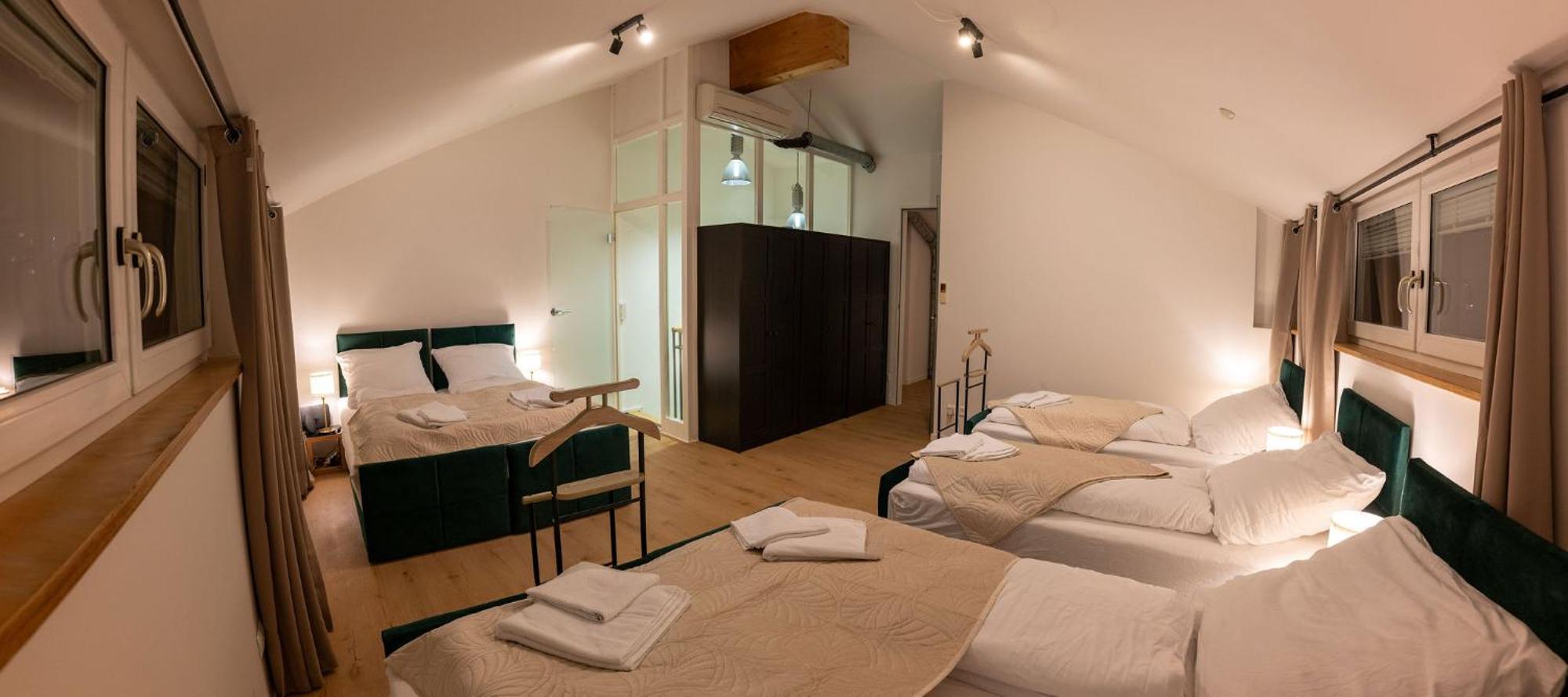 Large 150 Qm In Centrally Located 1 To 15 Guests