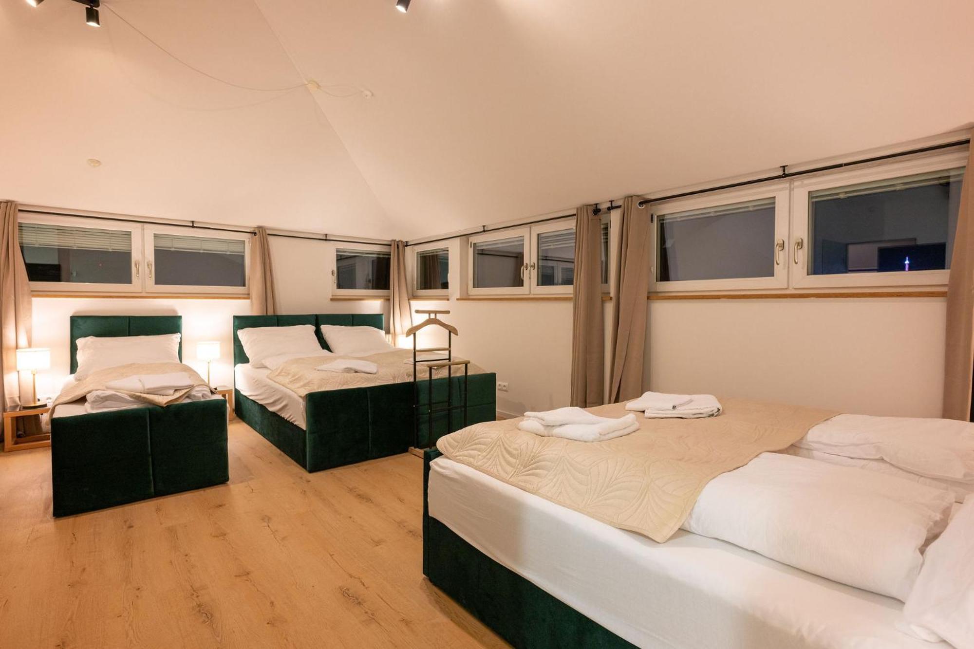 Large 150 Qm In Centrally Located 1 To 15 Guests Apartment