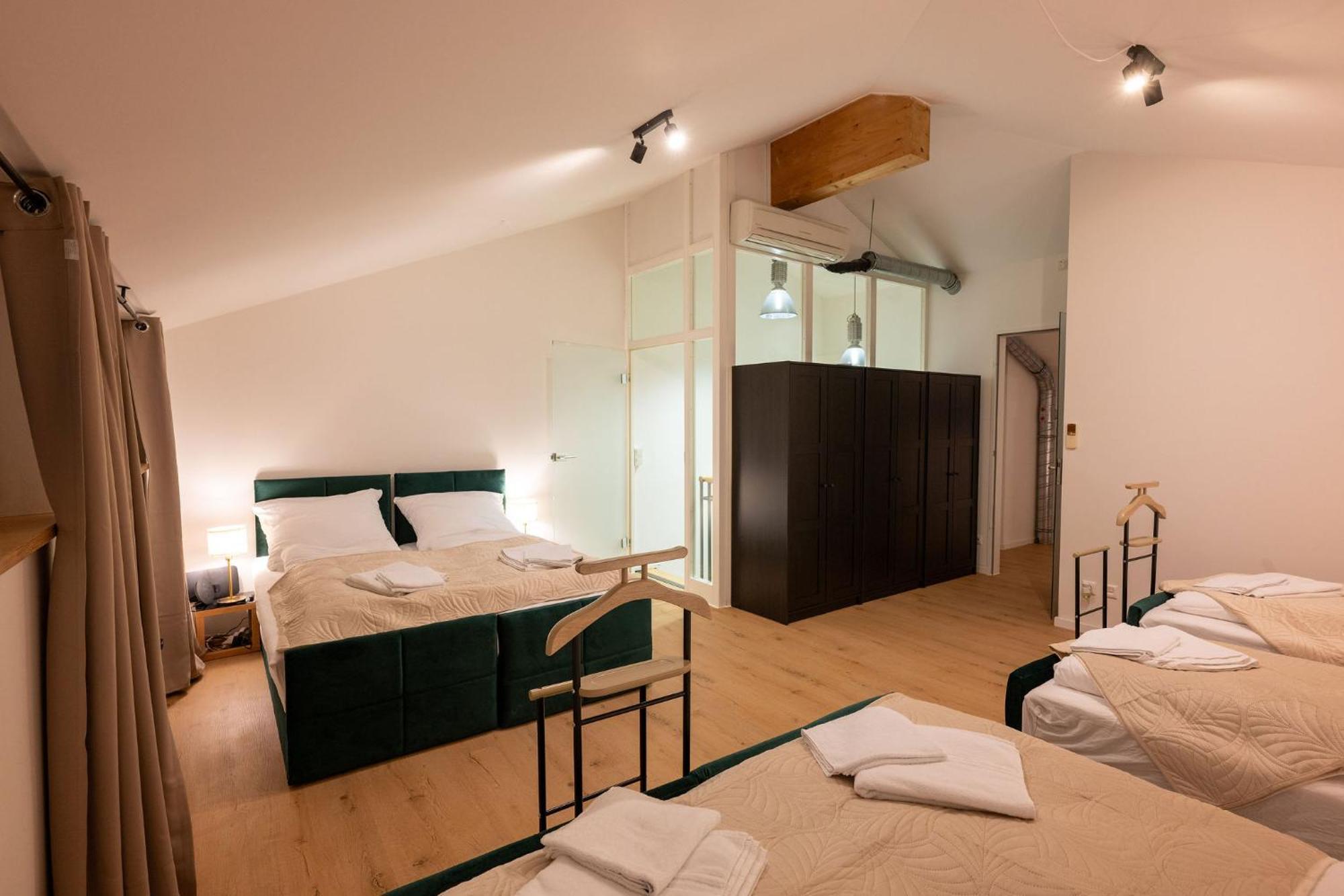 Apartment Large 150 Qm In Centrally Located 1 To 15 Guests *